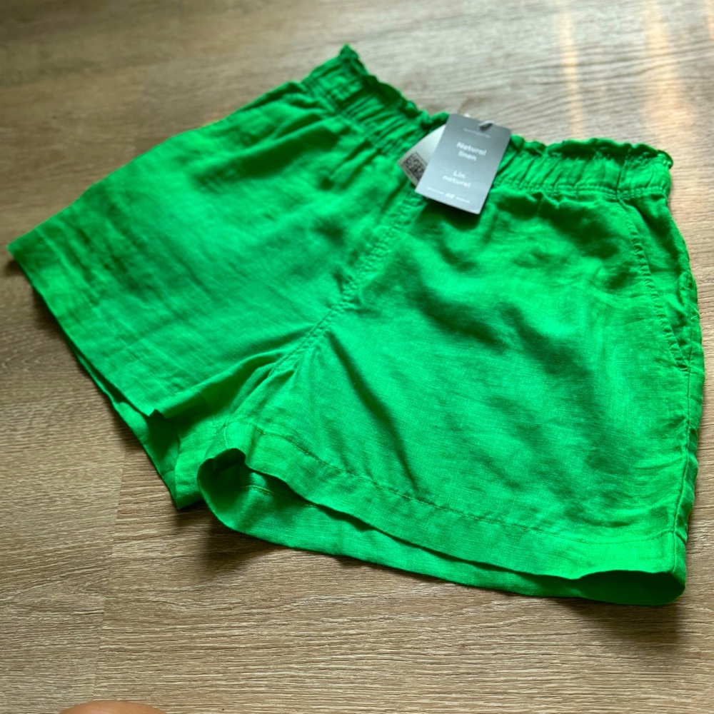 Brand New with tags H&M Natural Linen Green Shorts with pockets. Size small